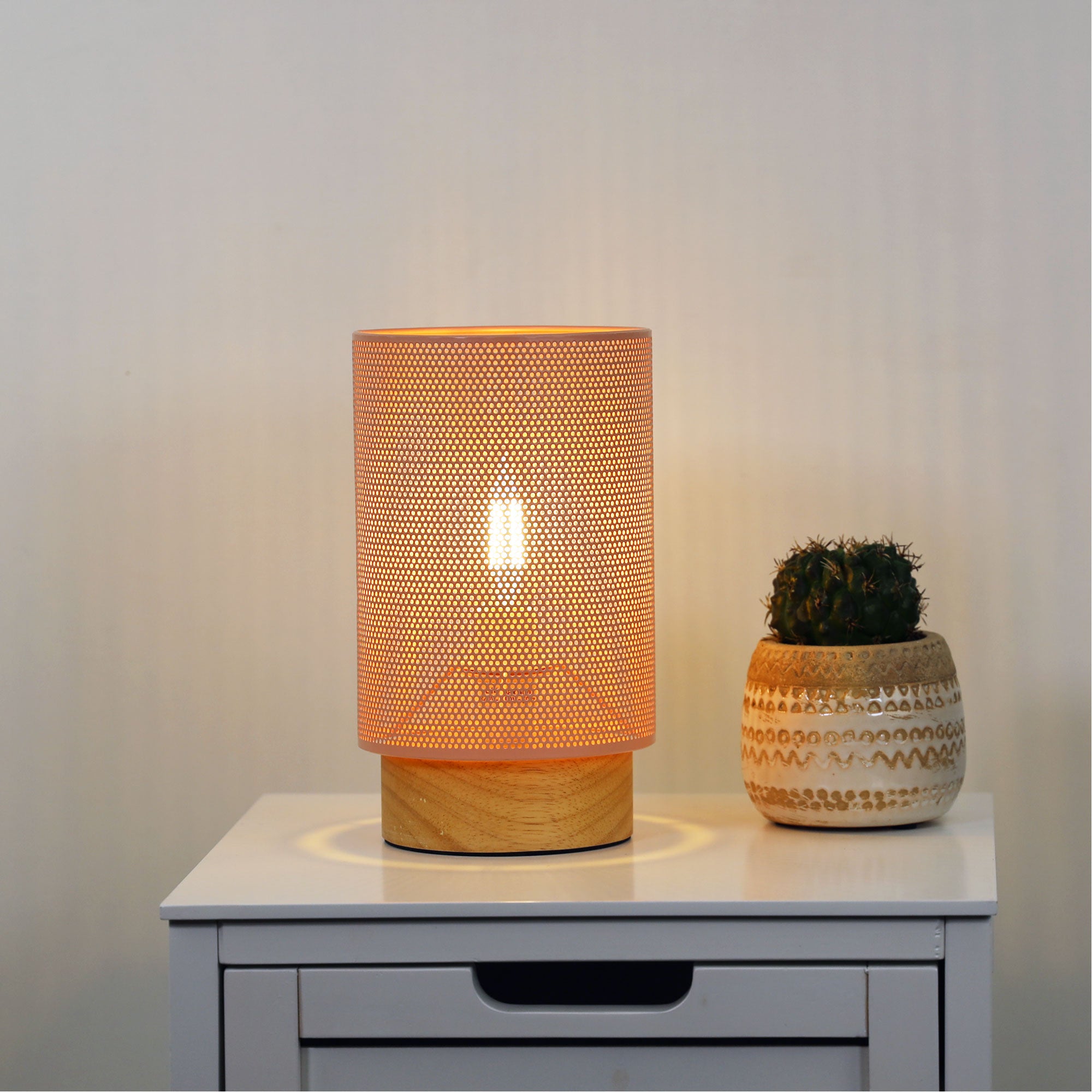Lenny Mesh Bedside Lamp in Pink styled in a room